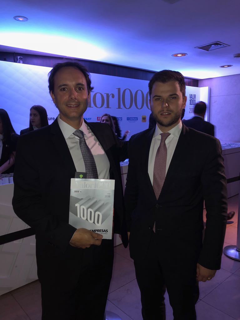 O vice-presidente de operações da Pacaembu Construtora, Victor Almeida e o diretor administrativo e financeiro, Guilherme Ávila na premiação do Valor Econômico  (Foto: Divulgação) 